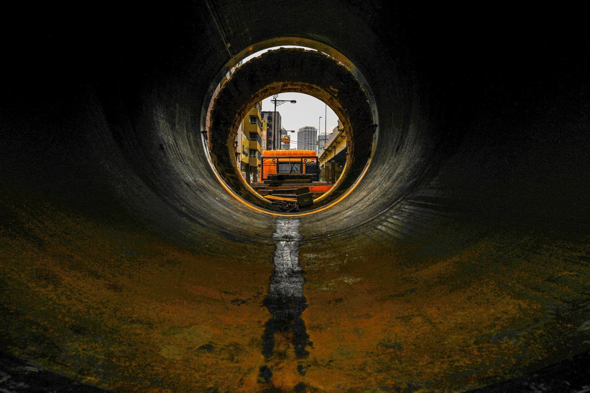 配管工事の作業風景